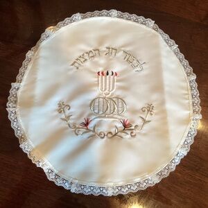 Matzah cover for Seder Table, 3pocket, Embroidered & Lace-Trimmed Round Cover